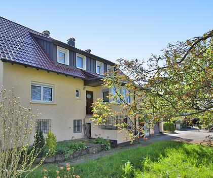 Charmantes Zweifamilienhaus mit Weitblick – renovierungsbedürftig, aber voller Möglichkeiten