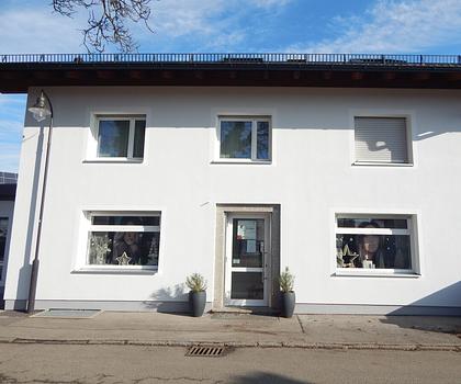 Attraktive Gewerbefläche in 83416 Saaldorf - Parkplätze vor dem Haus! Frei ab 01.04.2026