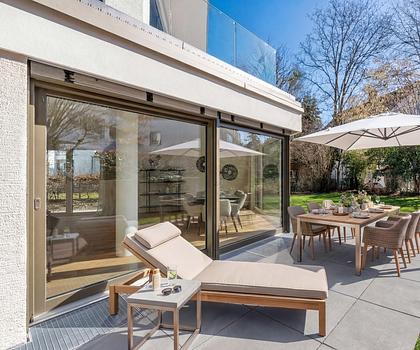 Neubau: Großzügige 4-Zimmer-Gartenwohnung mit Hobbyraum und privatem Haus-im-Haus-Gefühl