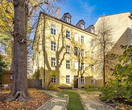 Charmant zurückversetzte Hoflage: Mehrfamilienhaus mit 12 Einheiten und Potenzial