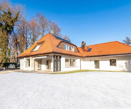 Familiär und vielseitig: Großzügige Villa mit viel Privatsphäre, Garten und Pool