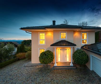 Ruhiges Landidyll: Großzügige Villa mit hochwertiger Ausstattung und traumhaftem Garten