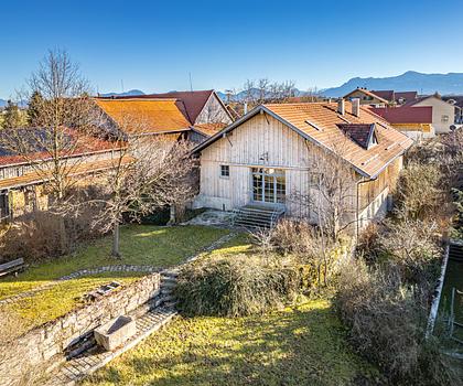 Denkmalgeschützte Rarität: Zauberhafter Hof von 1650 in idyllischer Lage mit Alpenblick