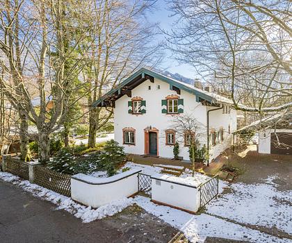 Traumlage zwischen Kampenwand und Chiemsee: Geräumiges Landhaus mit Gestaltungspotenzial