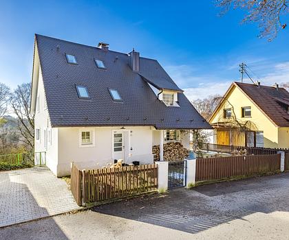 In Hanglage mit Traumblick: 2018/19 modernisiertes Einfamilienhaus mit großem Raumangebot