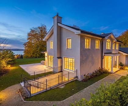 Klassisch-luxuriöse Villa von 2018 mit traumhaftem Seeblick in ruhiger Lage