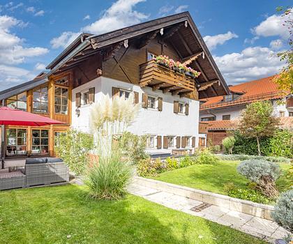 Historisches Bauernhaus mit Wintergarten-Anbau und flexiblen Nutzungsoptionen