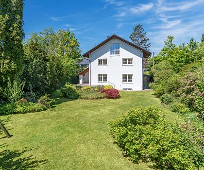 Familienfreundliches Domizil mit zauberhaftem Garten und weiterem Baurecht auf dem Grundstück