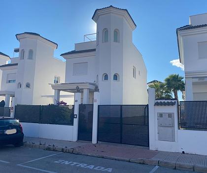 Villa mit 3 Schlafzimmern, 3 Bädern, Dachterrasse, Kfz-Stellplatz und Gemeinschaftspool