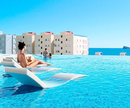 Wohnungen mit 2 Schlafzimmern, 2 Bädern, Klimaanlage, Fußbodenheizung in Bädern, Kfz-Stellplatz und Meerblick nur 100 m vom Strand