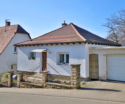 Haus statt Wohnung? Kleines, teilsaniertes EFH mit großer Terrasse und Garage in Söllingen