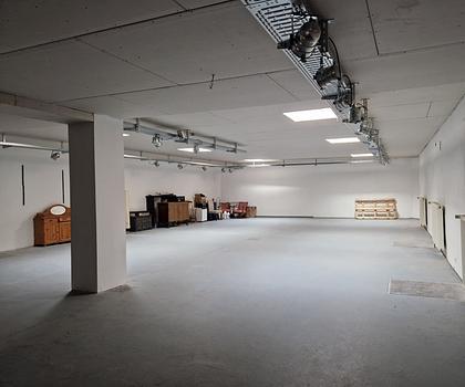 Büro, Coworking, Atelier oder Lager? Hier haben Sie allen Platz mit hochwertiger Ausstattung.