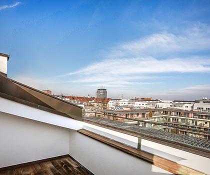 Lichtfülle unter dem Dach: Reizende 2-Zimmer-Wohnung mit Panorama-Terrasse