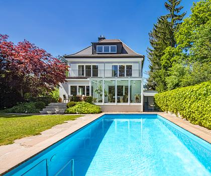 Großzügiges Familiendomizil mit Spa-Bereich, Traumgarten und Pool in Villenlage