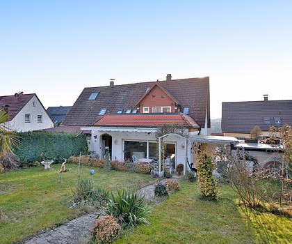 Familientraum in ruhiger Lage: Doppelhaushälfte mit Sonnengarten & Garage - renovierungsbedürftig