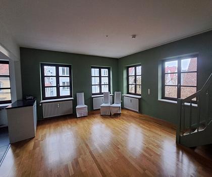 Haus im Haus! Große, denkmalgeschützte Altbauwohnung zum Selbstgestalten in der Augsburger Altstadt