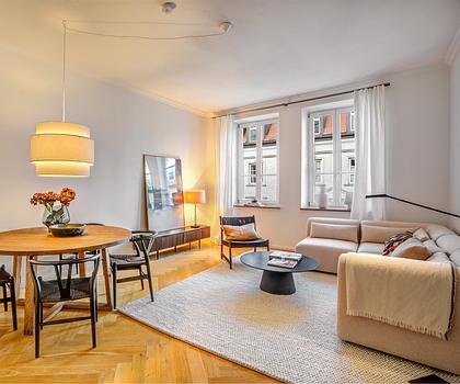 Historisches Flair am Gärtnerplatz: Ideal geschnittene 3-Zimmer-Altbau-Wohnung mit Balkon