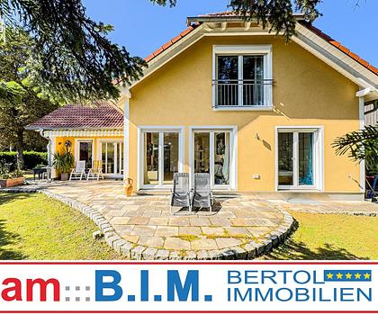 Zu groß? Perfekt. Waldrand, Schulcampus ums Eck? Genial – und 3 Schlafzimmer im Erdgeschoss.