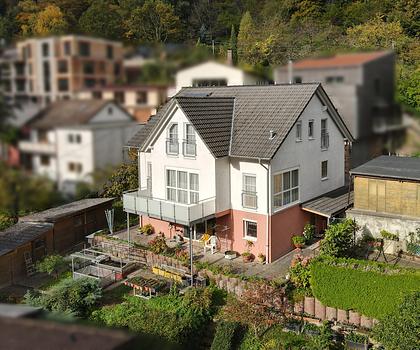 Freistehendes Einfamilienhaus mit Einliegerwohnung in Ziegelhausen – Design, Komfort und Weitblick