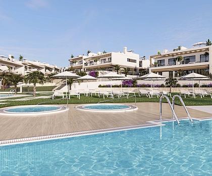 Erdgeschoss-Wohnungen mit 2 Schlafzimmern, 1 - 2 Bädern, Tiefgaragenstellplatz, Gemeinschaftspools und beheizten Whirlpools