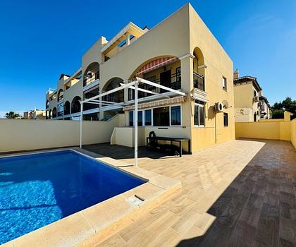 Erdgeschoss-Wohnung mit 2 Schlafzimmern, 1 Bad, Privatpool und großer Terrasse nur 600 m vom Strand