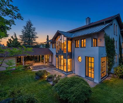 Geräumiges Familiendomizil mit Einliegerwohnung nahe Biotech-Campus und Haderner Forst