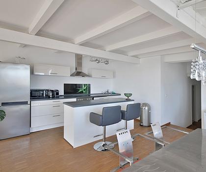 Über den Dächern Maikammers! Helle DG-Wohnung, möbliert, inkl. Stellplatz und toller Dachterrasse!