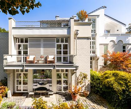 Design-Ästhetik und Natur: Edles Architektenhaus mit zauberhaftem Garten direkt am Herzogpark