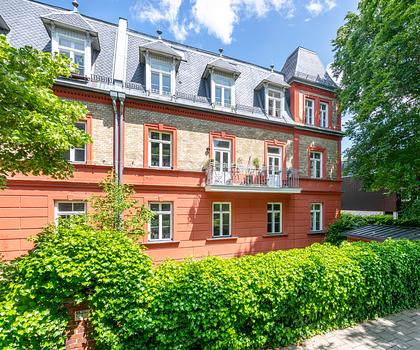 Flexible Nutzungsoptionen: 2 benachbarte Wohnungen über 218 m² in Villa von 1890 am Schlosskanal
