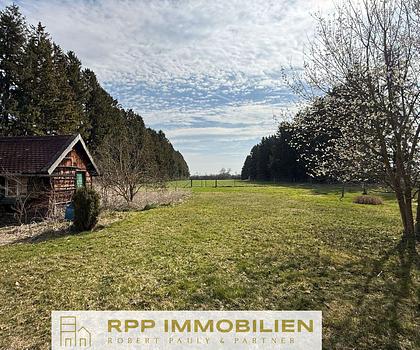 Sonniges Baugrundstück für eine Doppelhaushälfte in ruhiger Feldrandlage und optional 3,5 ha Land