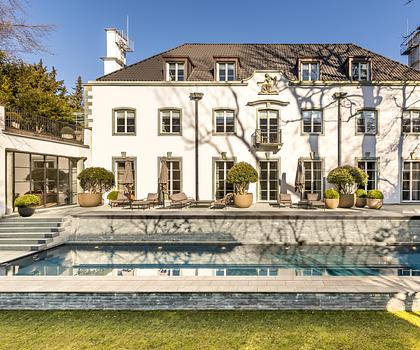 Luxuriös saniertes Villenjuwel von 1928 mit Pool, Kino und Hamam