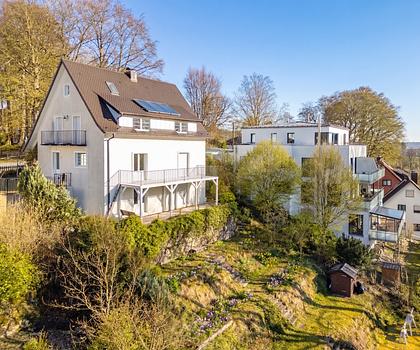 In Hanglage mit Traumblick: 2018/19 modernisiertes Einfamilienhaus mit großem Raumangebot