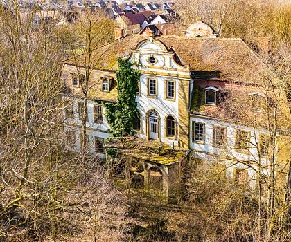 HEGERICH: Denkmalgeschütztes Schloss mit großem Potential in Illesheim