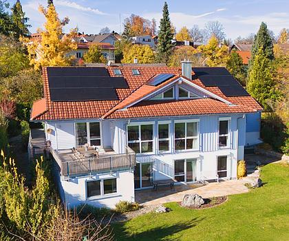 Bildschönes Familienhaus in Holzbauweise mit Wärmepumpe, PV und Weitblick in die Natur
