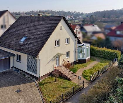 Doppeltes Wohnvergnügen: Zweifamilienhaus mit (Winter-)Garten und XXL-Garage wartet auf Sie