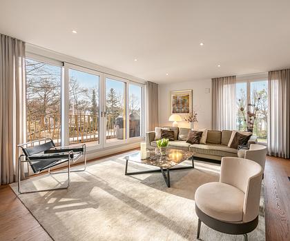 Eleganz und Lichtfülle am Schlosspark: Großzügiges Penthouse mit Kamin und Liftlanding