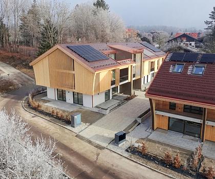 Neubau: Luftige 2-Zimmer-Dachgeschosswohnung mit Dachterrasse und Loggia nach Süden mit Bergblick
