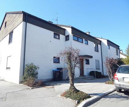 2-Zimmer-Mietwohnung in Freilassing, Ortsteil Hofham. 1. Obergeschoss mit Südbalkon. Frei ab sofort.