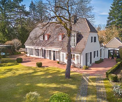 Äußerst charmante Altbauvilla mit prachtvollem Garten und Pool