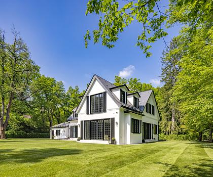 Luxus trifft Privatsphäre: Erstbezug Highend-Villenanwesen mit Lift, Heimkino, Spa und Weinkeller