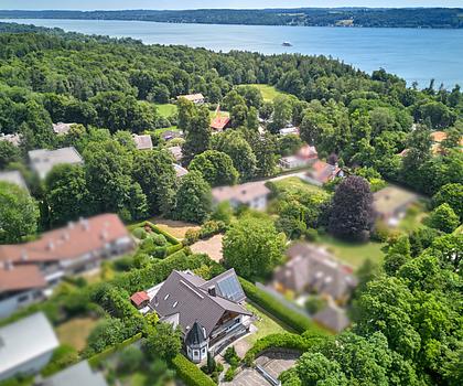 Exklusive Landhaus-Villa in malerischer Landschaft zwischen See und Golfplatz