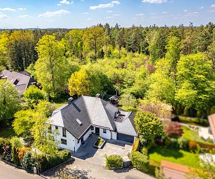 Stilvolles Familiendomizil mit idyllischem Garten und Anliegerwohnung in bester Gräfelfinger Lage