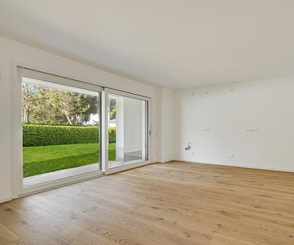 Neubau: Klar geschnittene 2-Zimmer-Gartenwohnung mit Terrasse und zauberhaftem West-Privatgarten