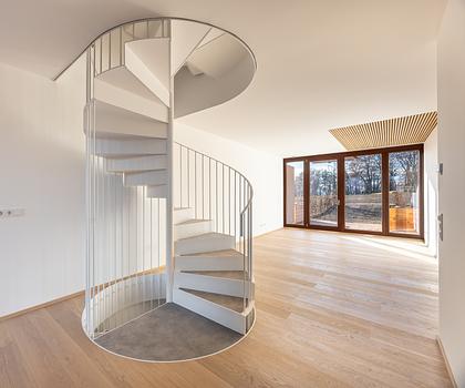 Neubau: Mittelhaus mit modernem Design am Starnberger See