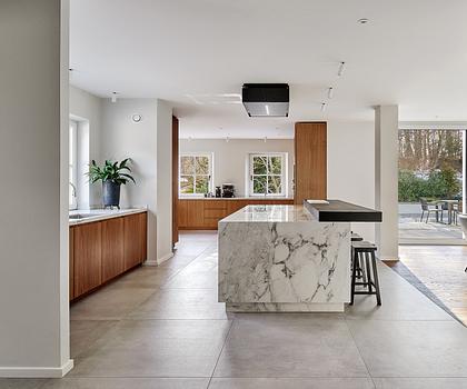 Hochkarätige Architekten-Villa in ruhiger Starnberger Lage mit luxuriöser Ausstattung