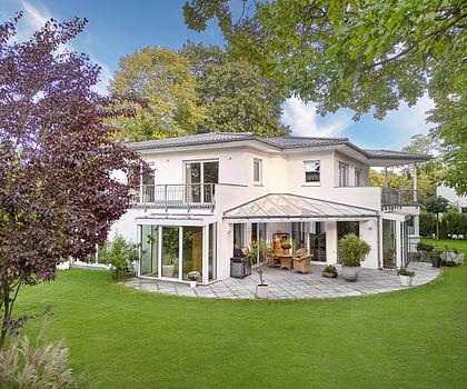 Villa mit Flair in Toplage: Hochwertiges Einfamilienhaus von 2012 mit Erdwärmepumpe, Kamin und Sauna