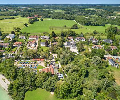 Familienvilla mit Pool, luftigem Strandhausflair, Seeblick, Lift und Einliegerwohnung in Seenähe
