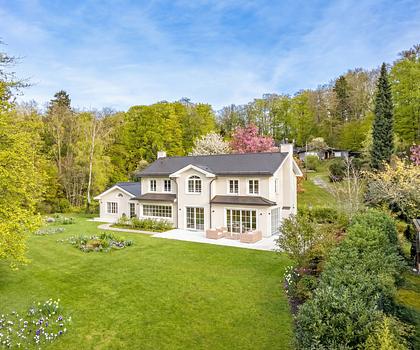 Klassisch-luxuriöse Villa von 2018 mit traumhaftem Seeblick in ruhiger Lage