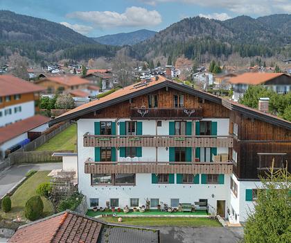 Panoramablick zum Wallberg:
Modernisierte Drei-Zimmer Wohnung
- großer Balkon
- zum Eigennutz