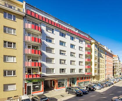 Wohn- und Geschäftshaus: 55 Wohn- und 3 Gewerbeeinheiten mit interessantem Potential in guter Lage